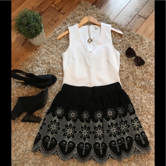 🧵Embroidered Skirt 🧵- Forever 21 - Size Small - Picture 1 of 4